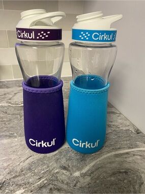 Set of 2 Cirkul Plastic Water Bottles with Sleeves - Purple & Blue